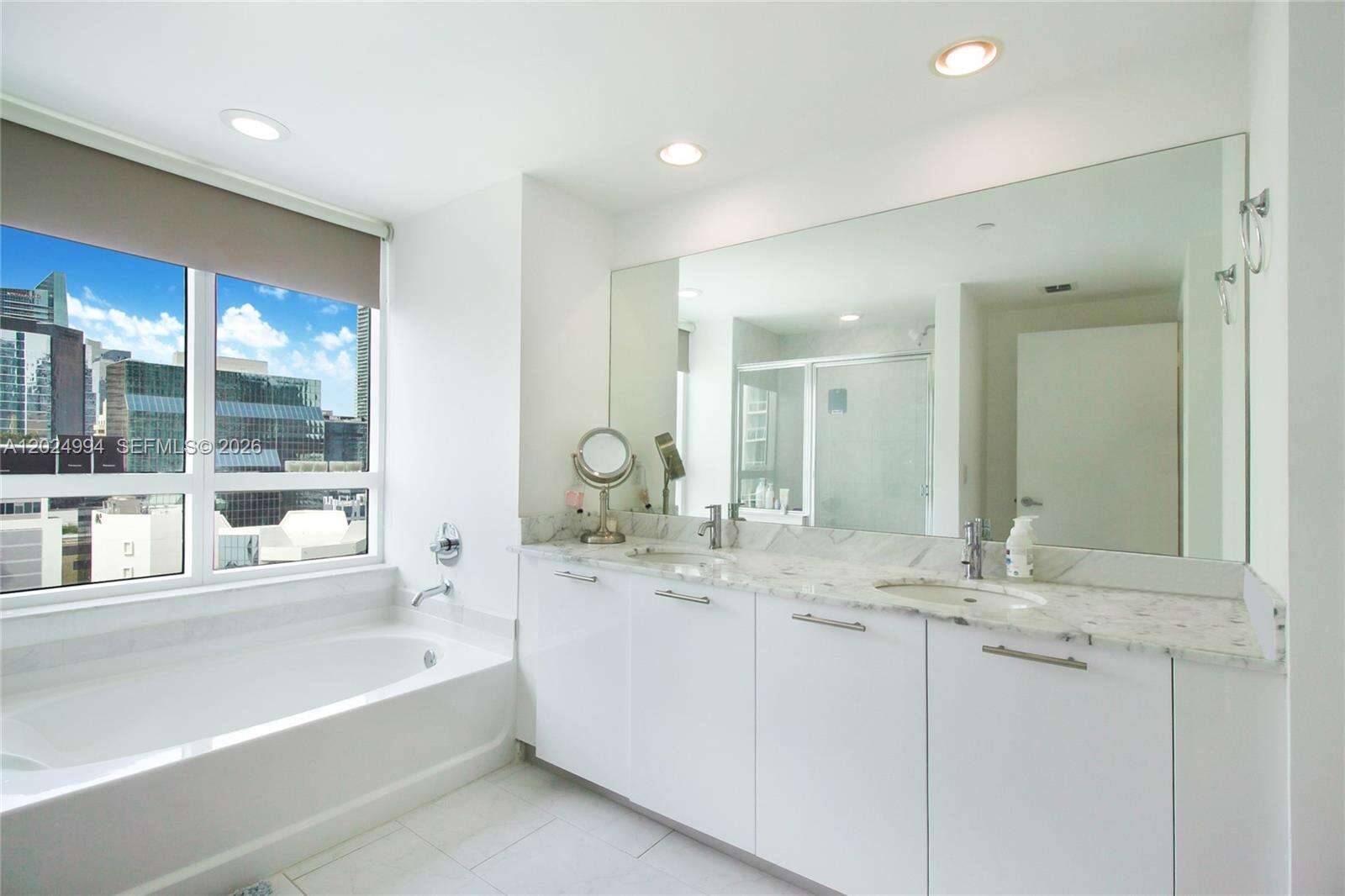 The Plaza On Brickell East at 950 Brickell Bay Dr, Miami, FL 33131 - For Rent photo 18