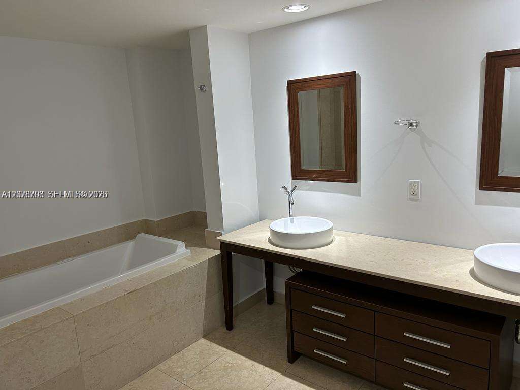 Icon Brickell 2 at 495 Brickell Ave, Miami, FL 33131 - For Rent photo 10