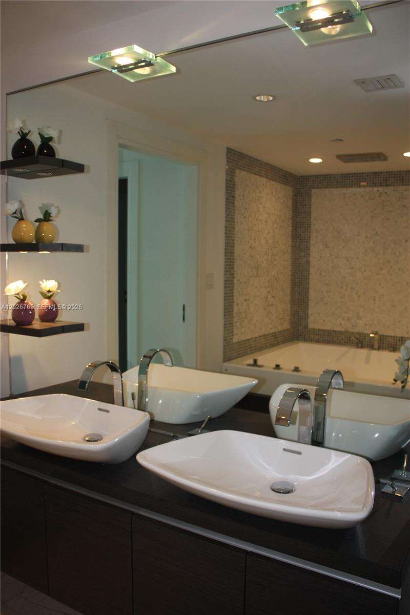 Epic Residences at 200 Biscayne Blvd Way, Miami, FL 33131 - For Rent photo 5
