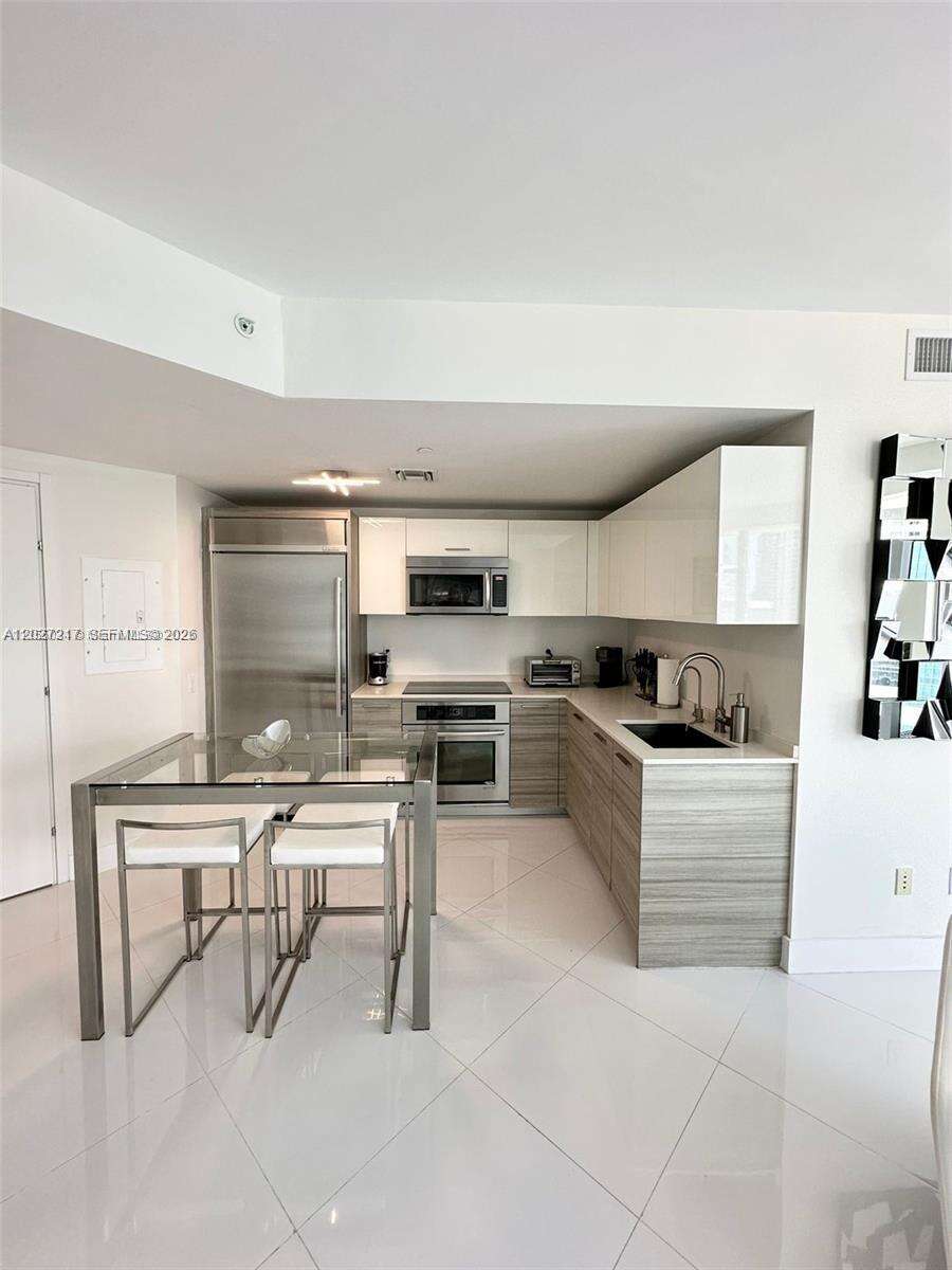 Brickell House at 1300 Brickell Bay Dr, Miami, FL 33131 - For Rent photo 4