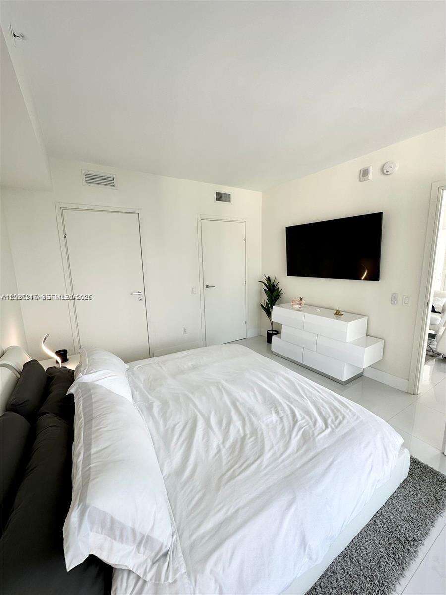 Brickell House at 1300 Brickell Bay Dr, Miami, FL 33131 - For Rent photo 8