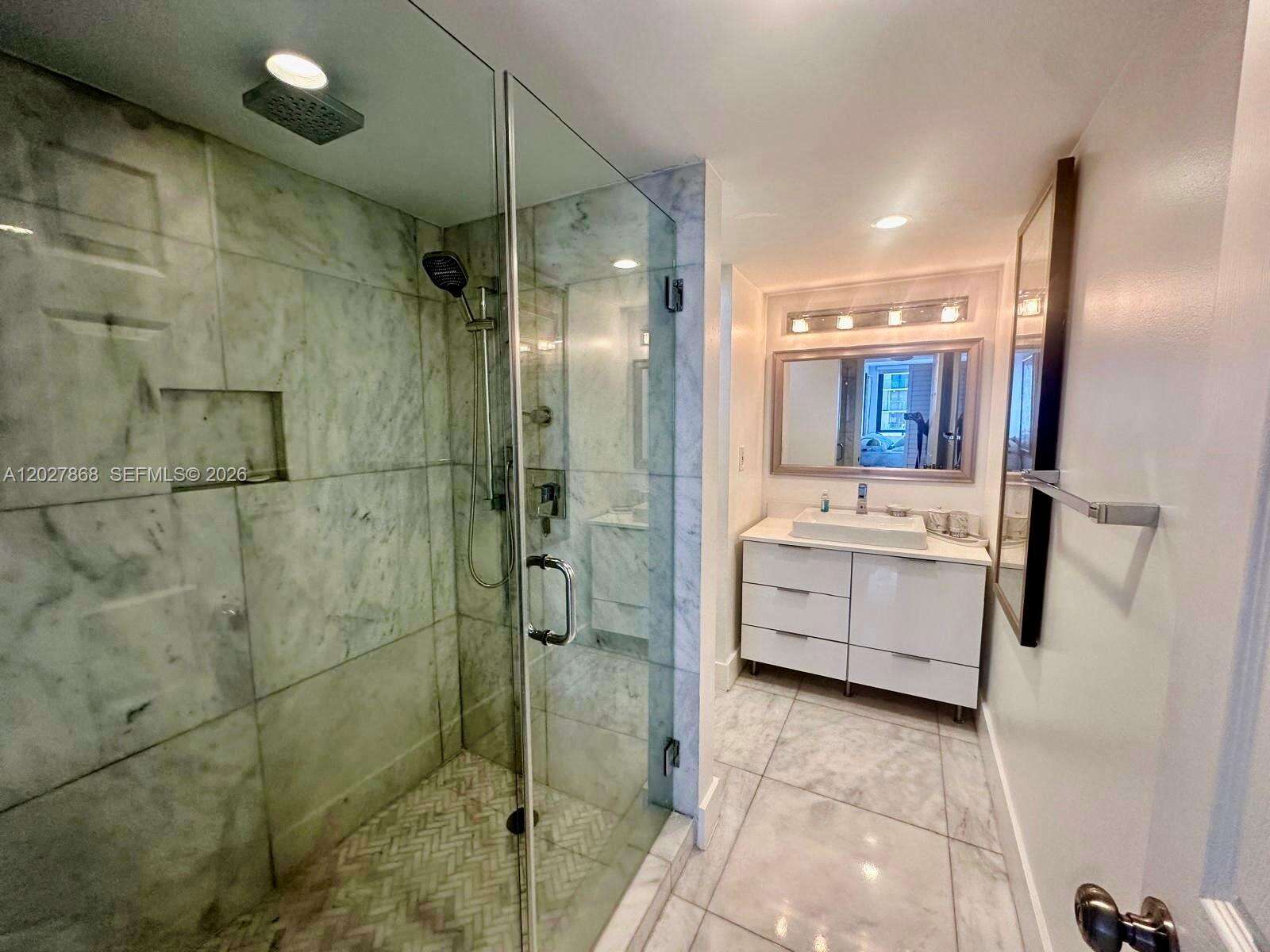 Club Atlantis at 2555 Collins Ave, Miami Beach, FL 33140 - For Rent photo 15