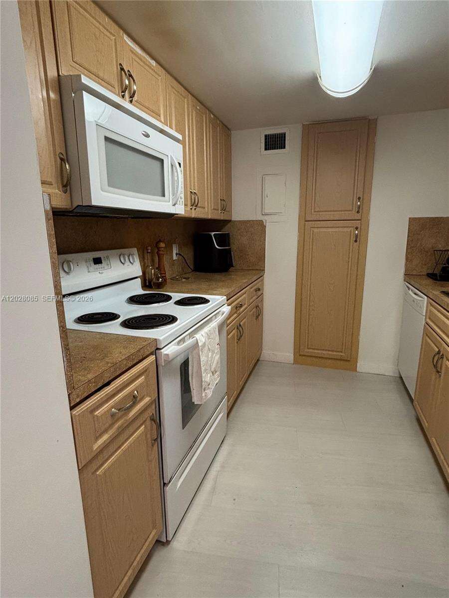 King Cole at 900 Bay Dr, Miami Beach, FL 33141 - For Rent photo 4
