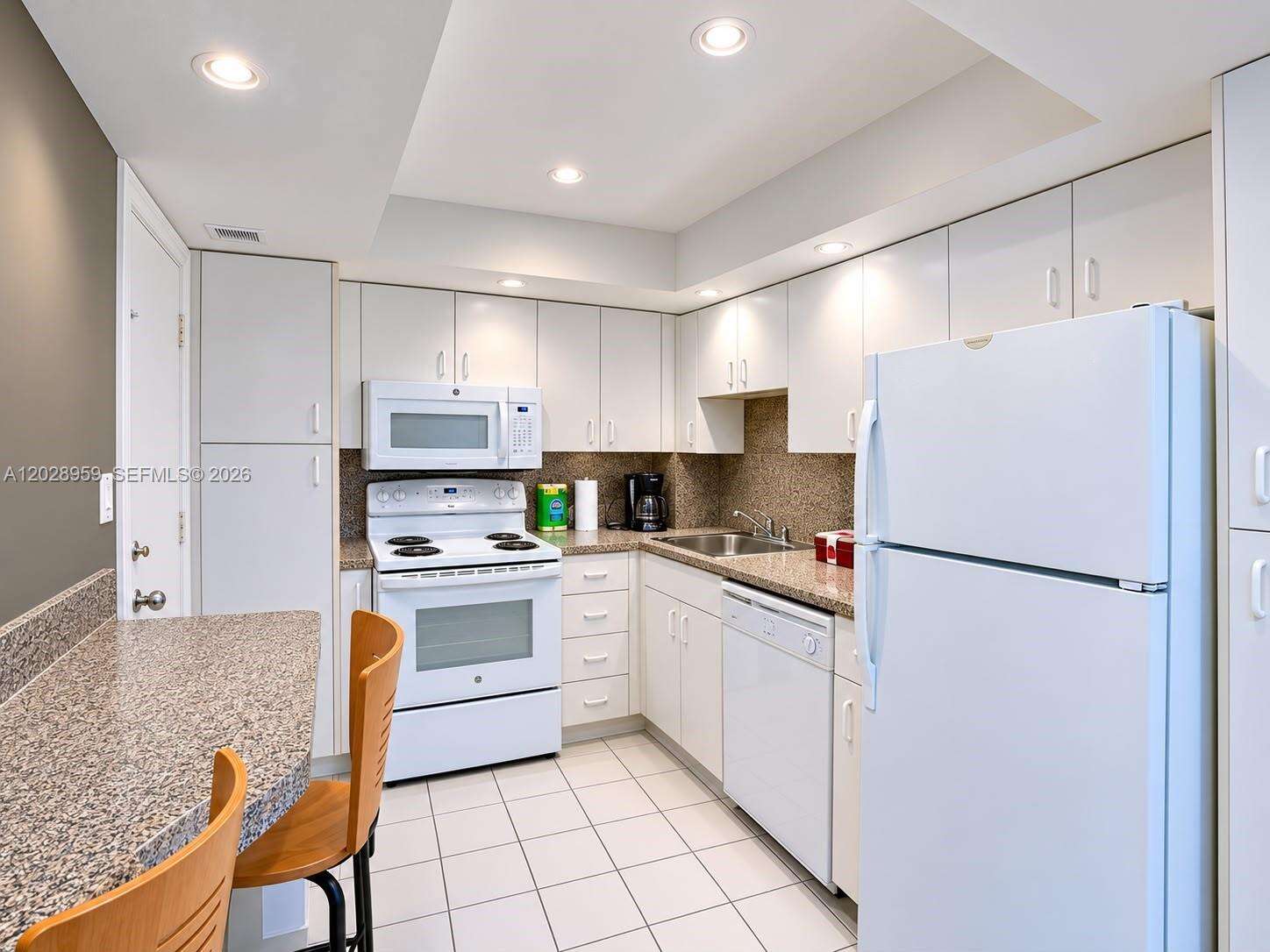 The Carriage Club North at 5005 Collins Ave, Miami Beach, FL 33140 - For Rent photo 11