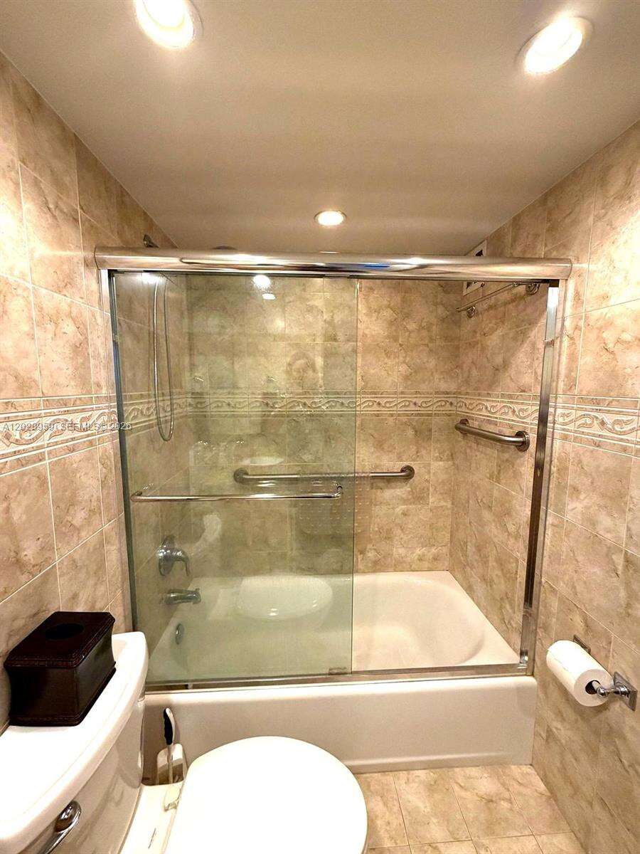 The Carriage Club North at 5005 Collins Ave, Miami Beach, FL 33140 - For Rent photo 18