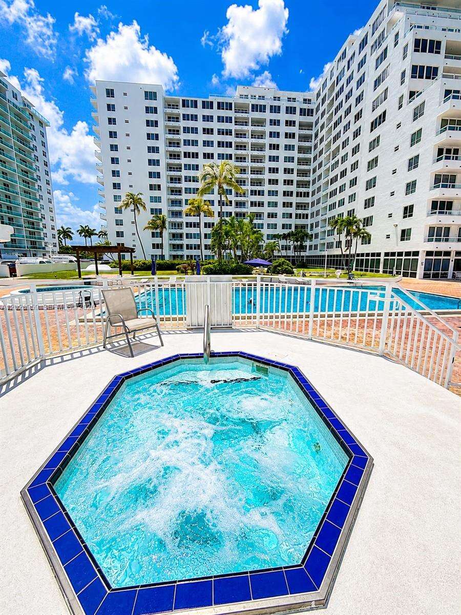 The Carriage Club North at 5005 Collins Ave, Miami Beach, FL 33140 - For Rent photo 4