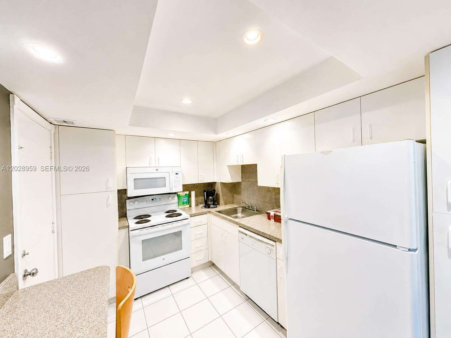 The Carriage Club North at 5005 Collins Ave, Miami Beach, FL 33140 - For Rent photo 10
