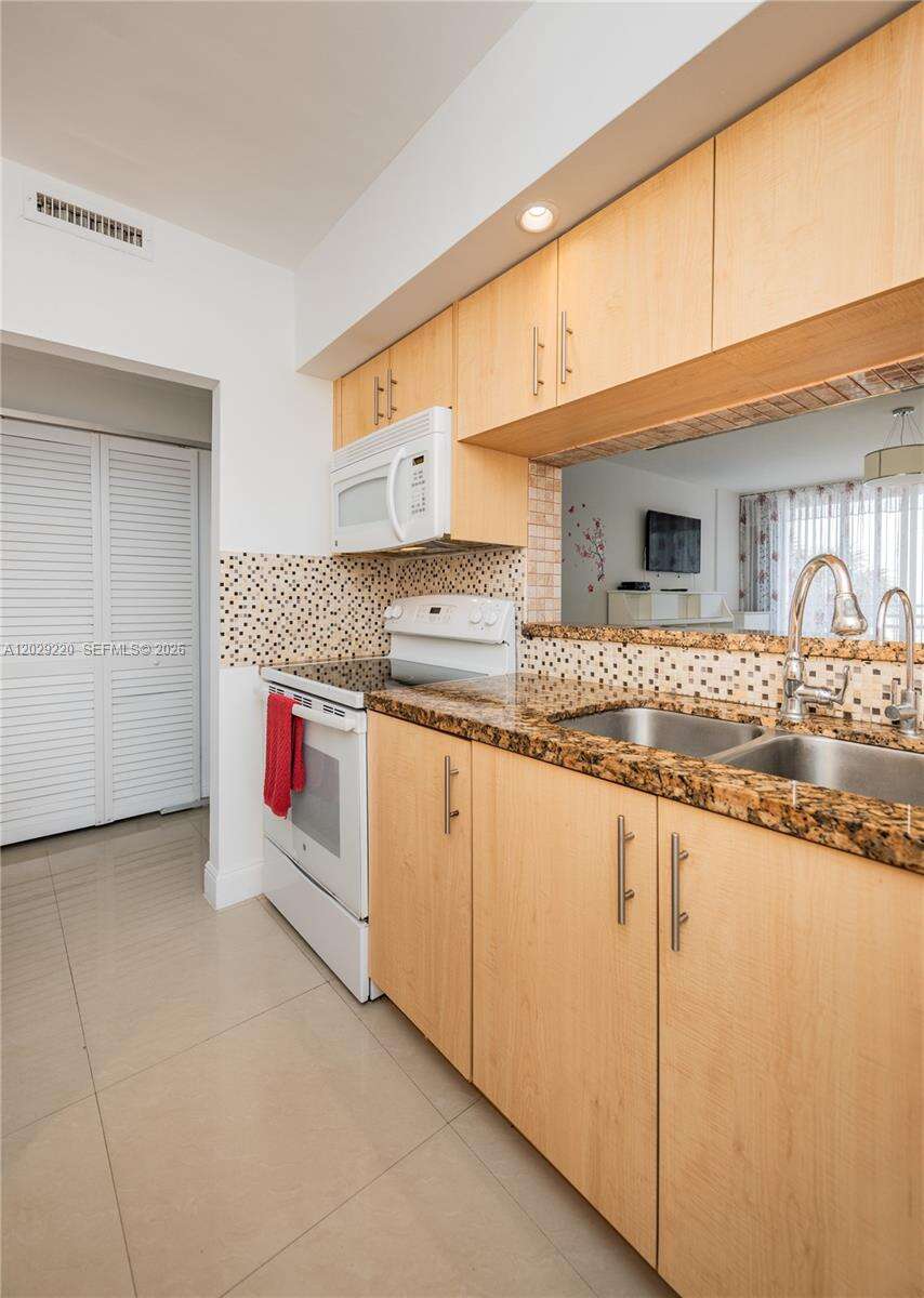 Alexander Towers at 3505 Ocean Dr, Hollywood, FL 33019 - For Rent photo 13