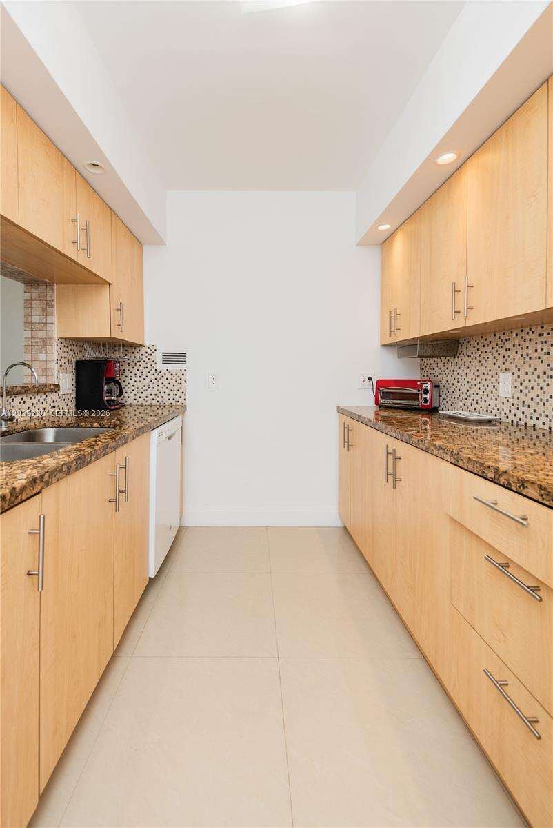 Alexander Towers at 3505 Ocean Dr, Hollywood, FL 33019 - For Rent photo 14