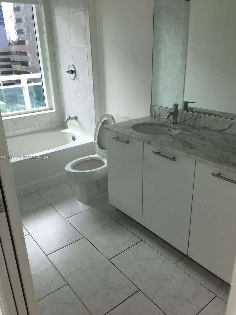The Plaza On Brickell East at 950 Brickell Bay Dr, Miami, FL 33131 - For Rent photo 7