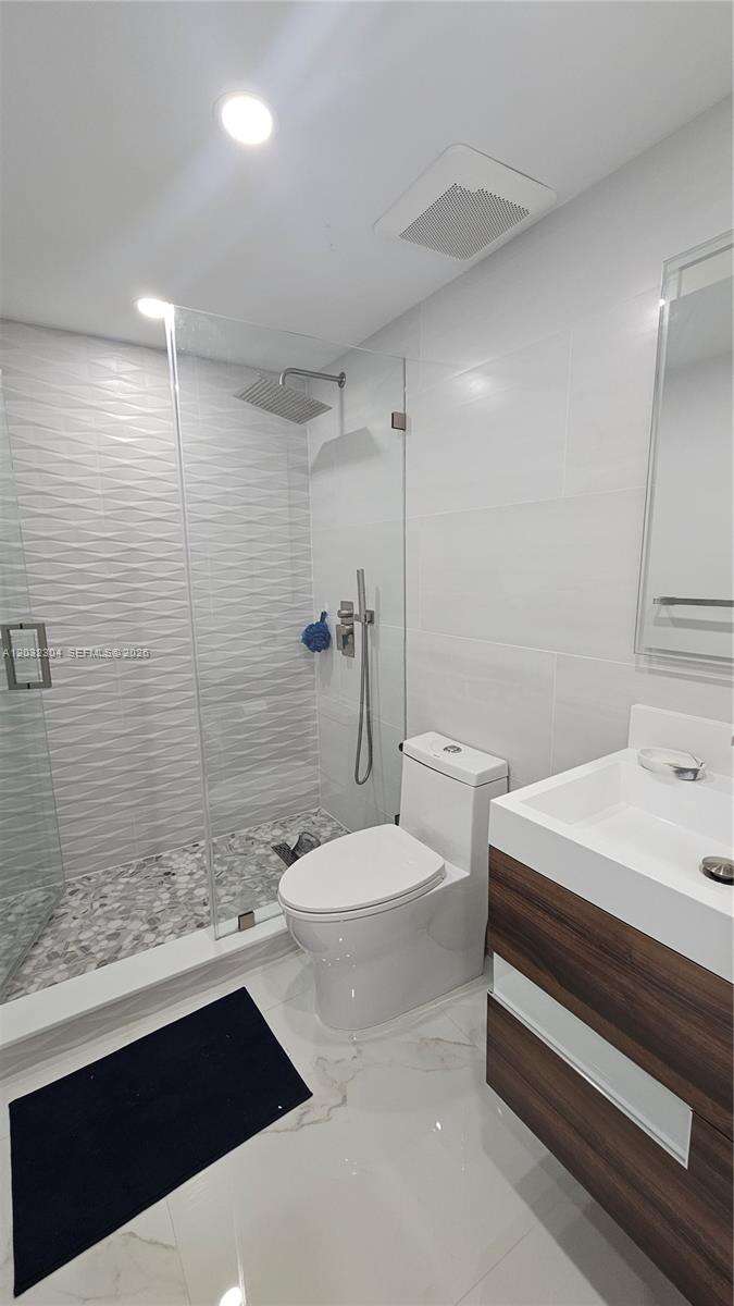 The Hemispheres at 1950 Ocean Dr, Hallandale Beach, FL 33009 - For Rent photo 17