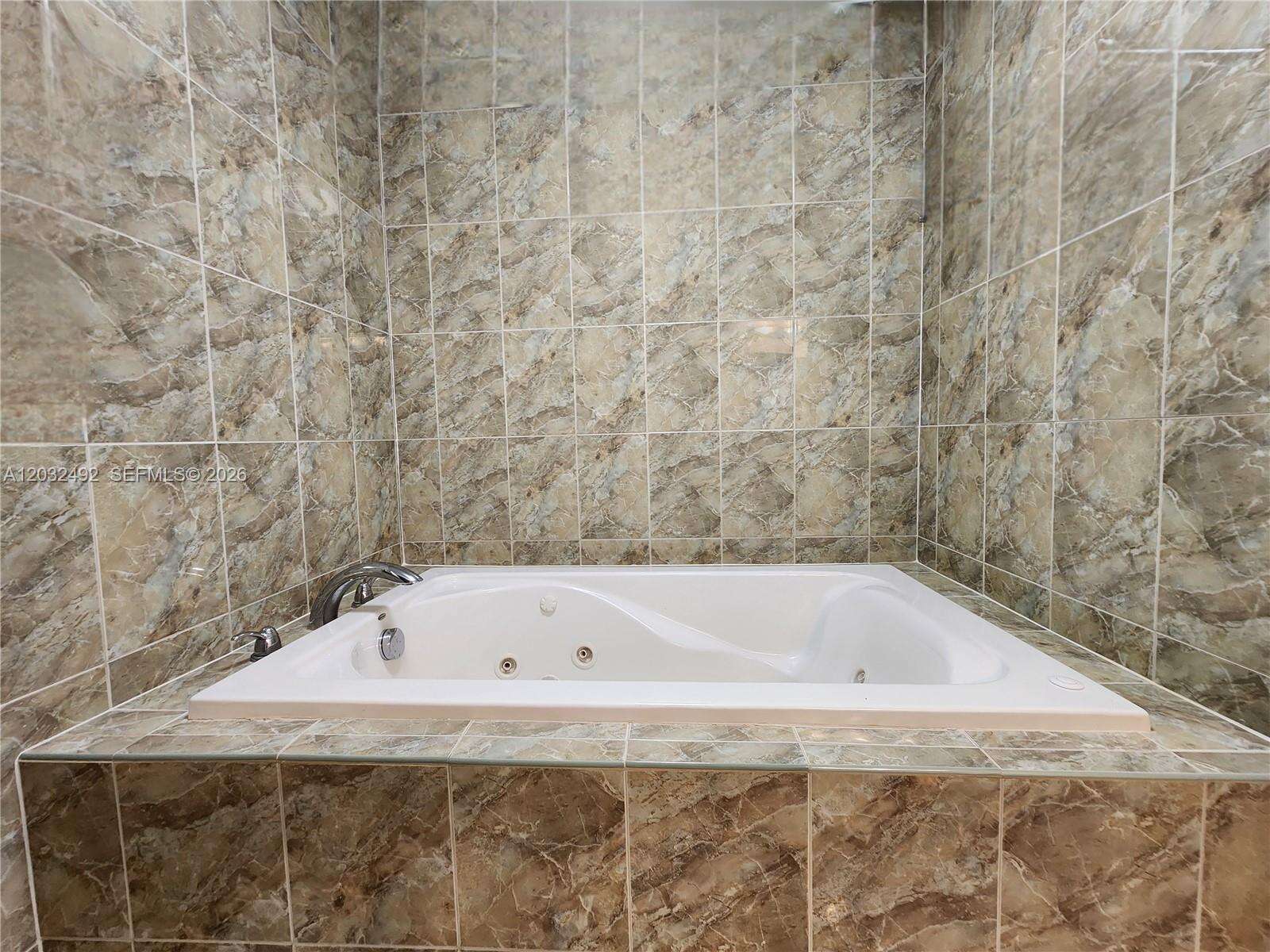 Parker Plaza at 2030 Ocean Dr, Hallandale Beach, FL 33009 - For Rent photo 15