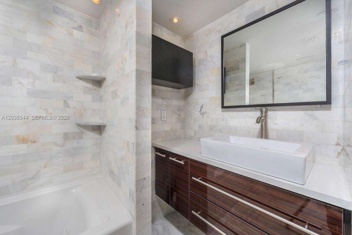 South Pointe Towers at 400 Pointe Dr, Miami Beach, FL 33139 - For Rent photo 14