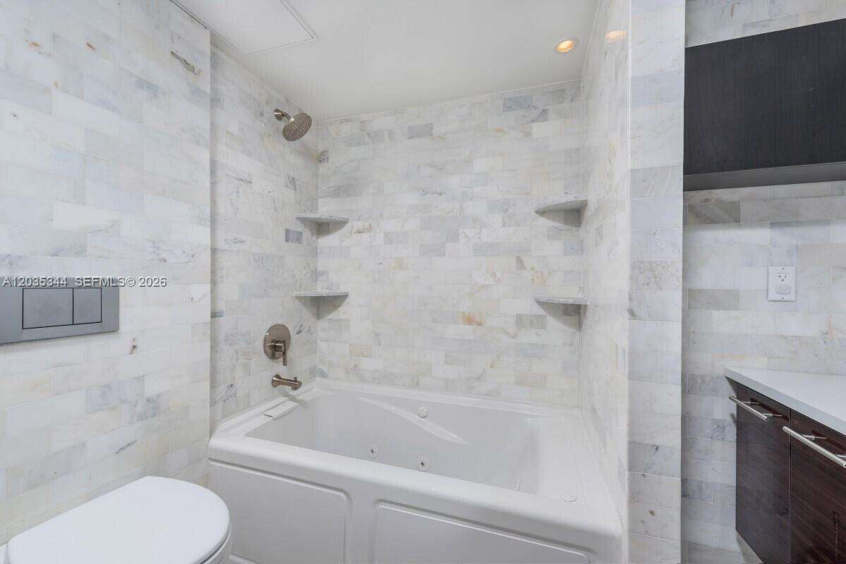 South Pointe Towers at 400 Pointe Dr, Miami Beach, FL 33139 - For Rent photo 17