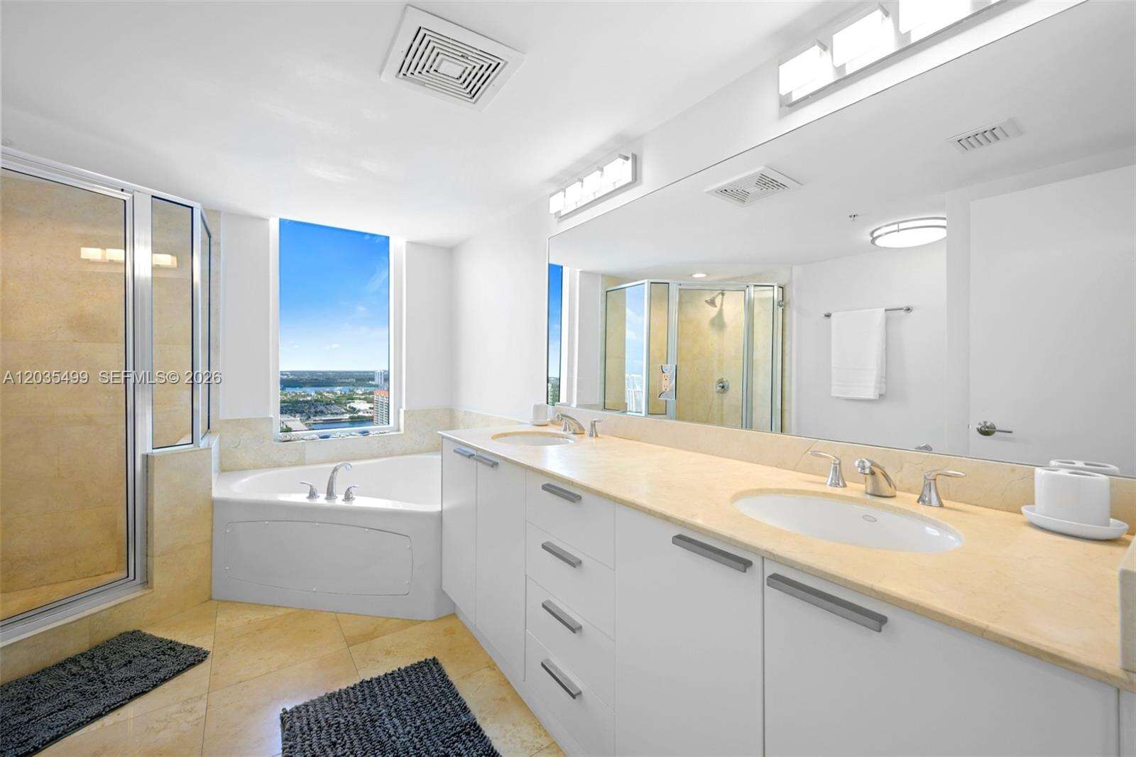 La Perla at 16699 Collins Ave, Sunny Isles Beach, FL 33160 - For Rent photo 18