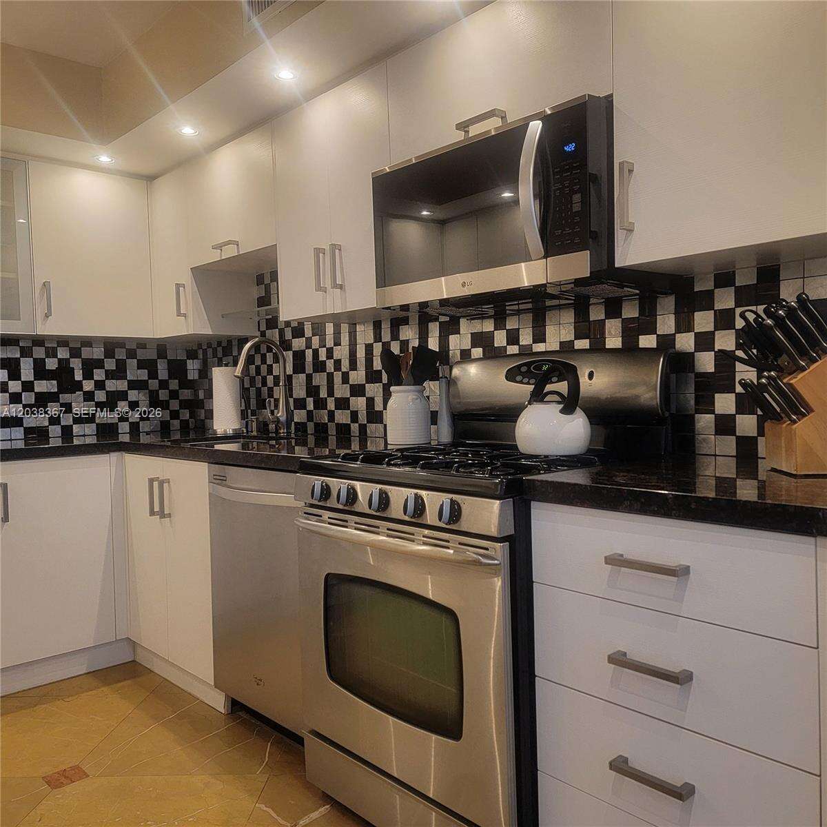 Parker Plaza at 2030 Ocean Dr, Hallandale Beach, FL 33009 - For Rent photo 4