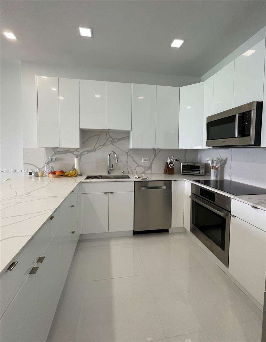 Arlen Beach at 5701 Collins Ave, Miami Beach, FL 33140 - For Rent photo 13