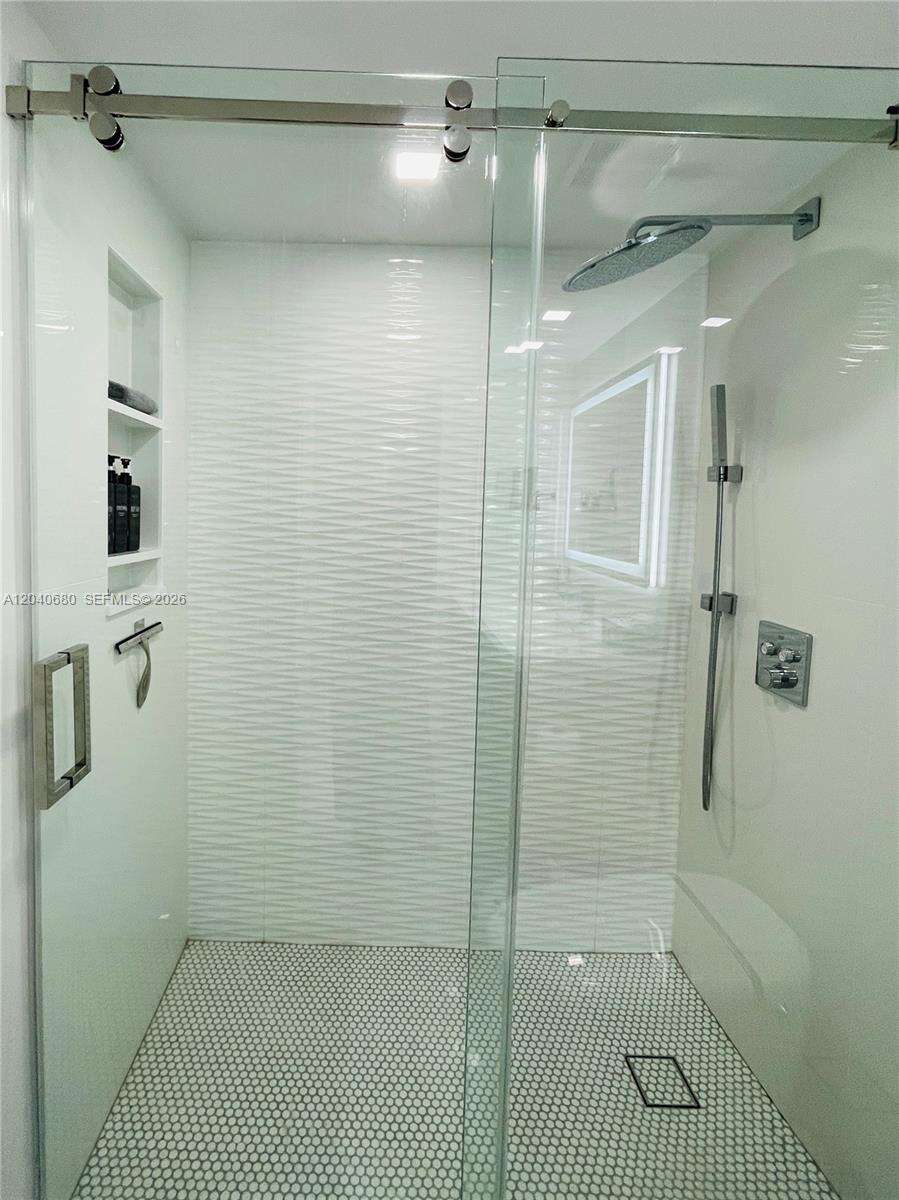 Arlen Beach at 5701 Collins Ave, Miami Beach, FL 33140 - For Rent photo 21