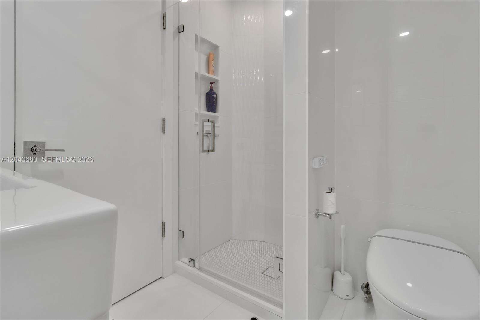 Arlen Beach at 5701 Collins Ave, Miami Beach, FL 33140 - For Rent photo 26