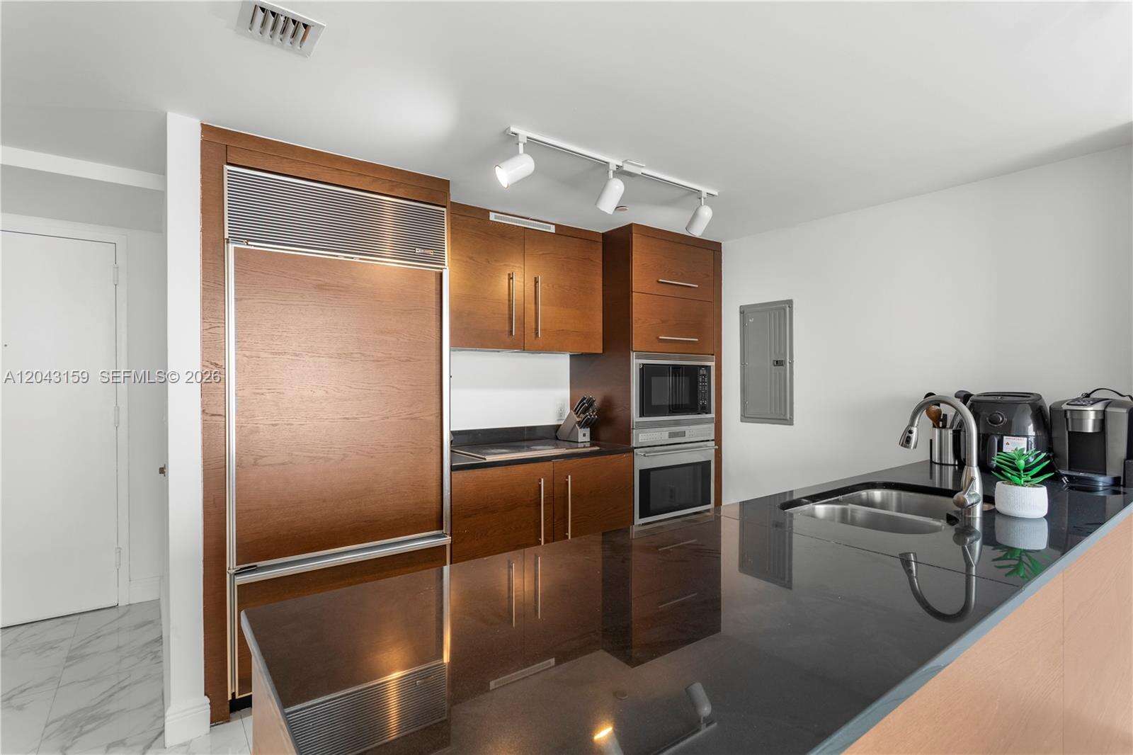 Icon Brickell 1 at 465 Brickell Ave, Miami, FL 33131 - For Rent photo 3