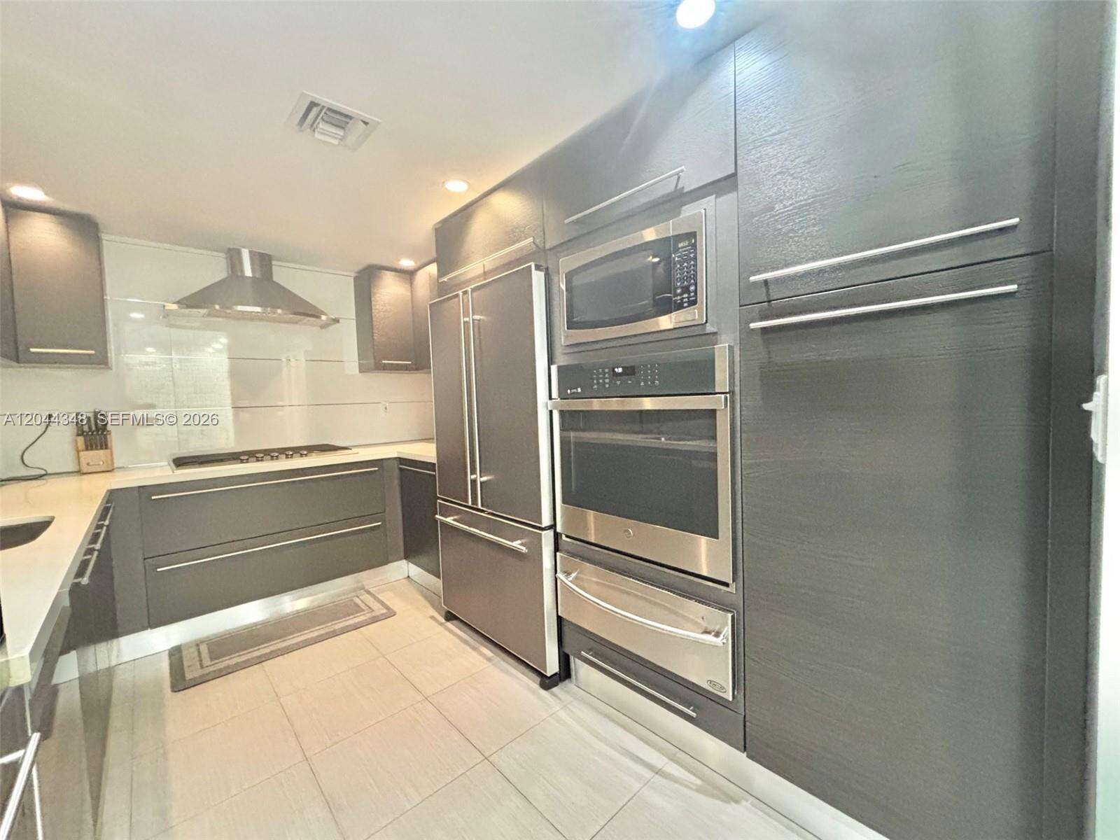 Parker Plaza at 2030 Ocean Dr, Hallandale Beach, FL 33009 - For Rent photo 2