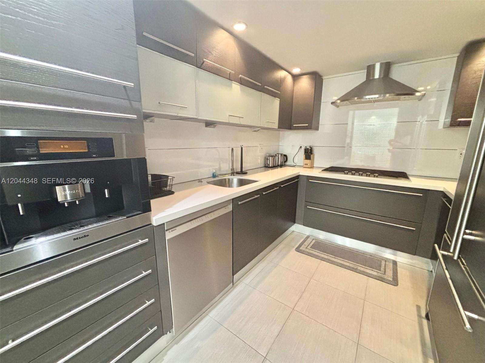 Parker Plaza at 2030 Ocean Dr, Hallandale Beach, FL 33009 - For Rent photo 3
