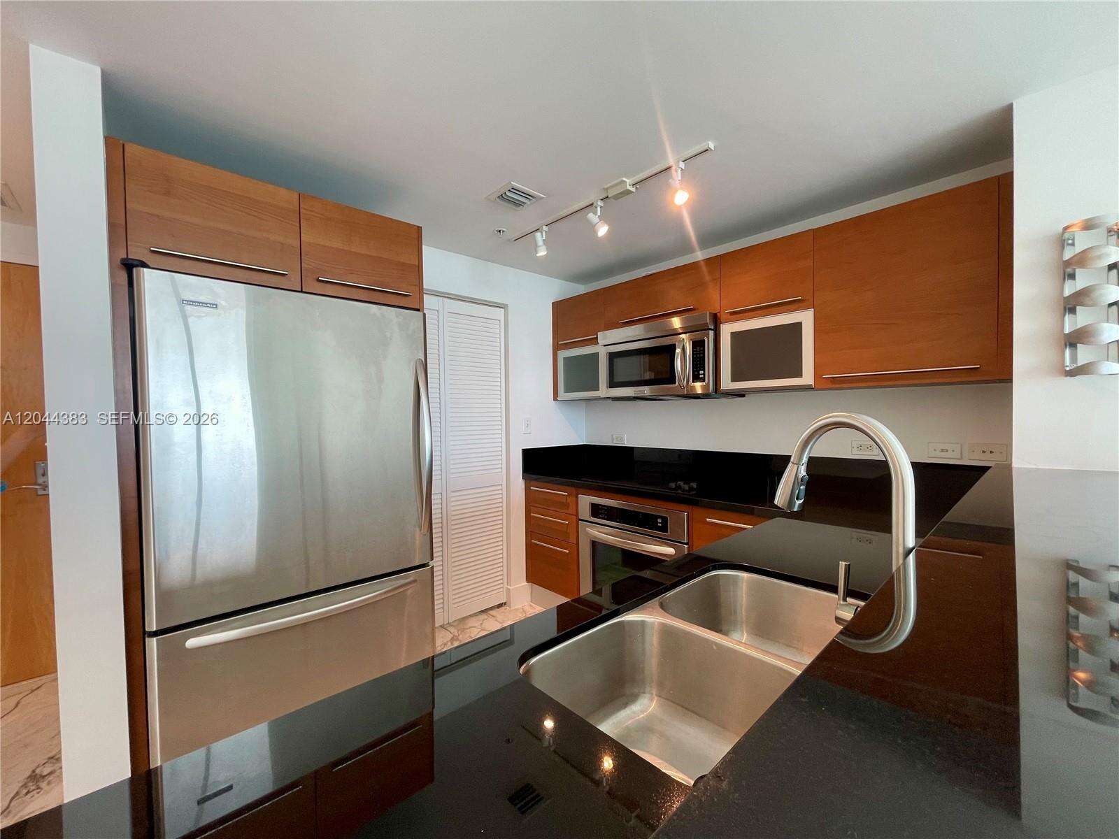 Vizcayne South at 253 2 St, Miami, FL 33132 - For Rent photo 7