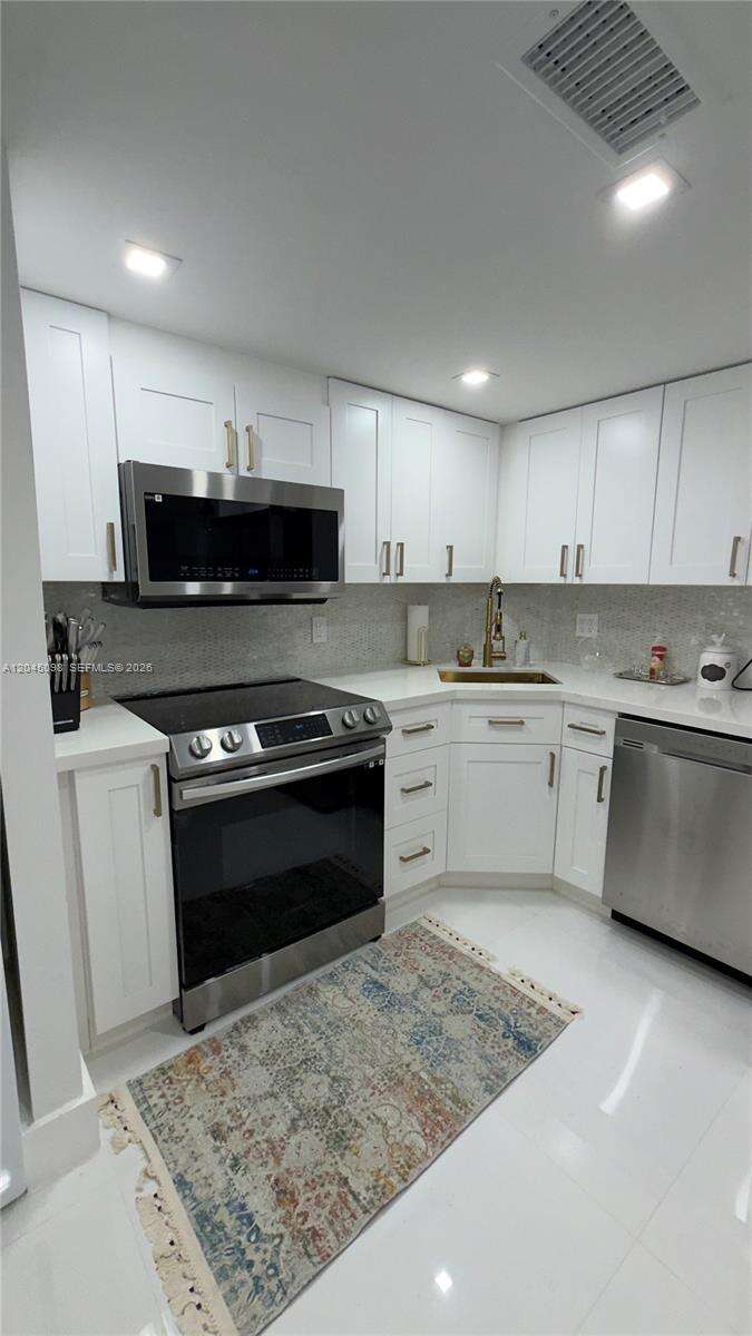 Brickell Bay Club at 2333 Brickell Ave, Miami, FL 33129 - For Rent photo 4