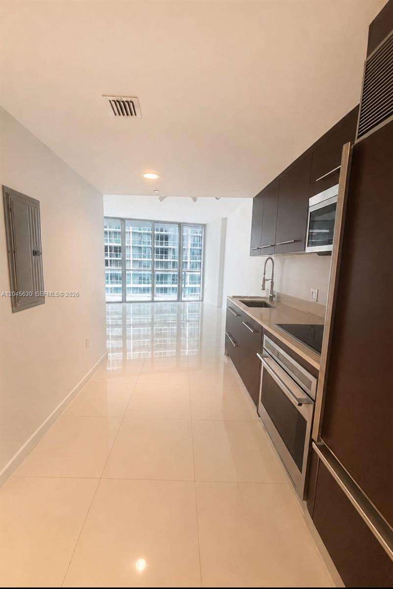 Icon Brickell 2 at 495 Brickell Ave, Miami, FL 33131 - For Rent photo 2
