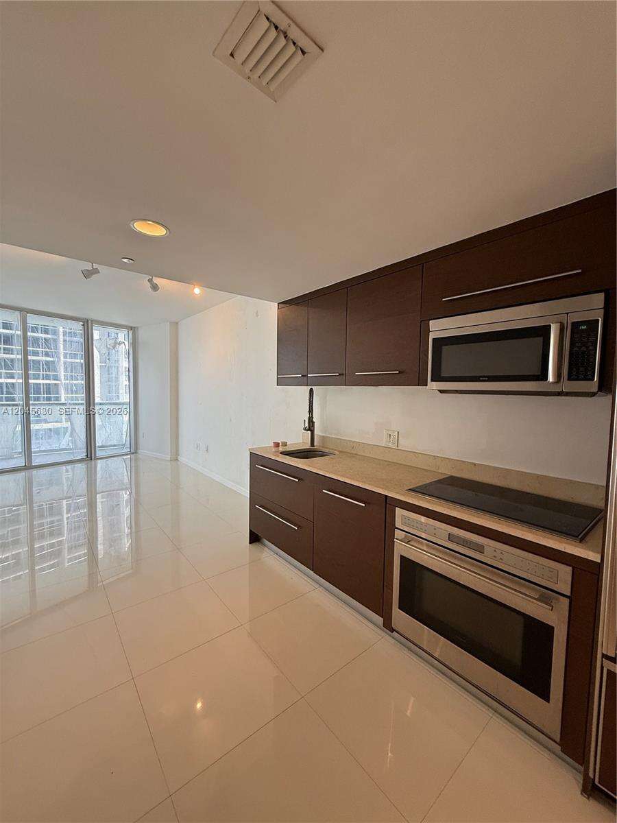 Icon Brickell 2 at 495 Brickell Ave, Miami, FL 33131 - For Rent photo 3