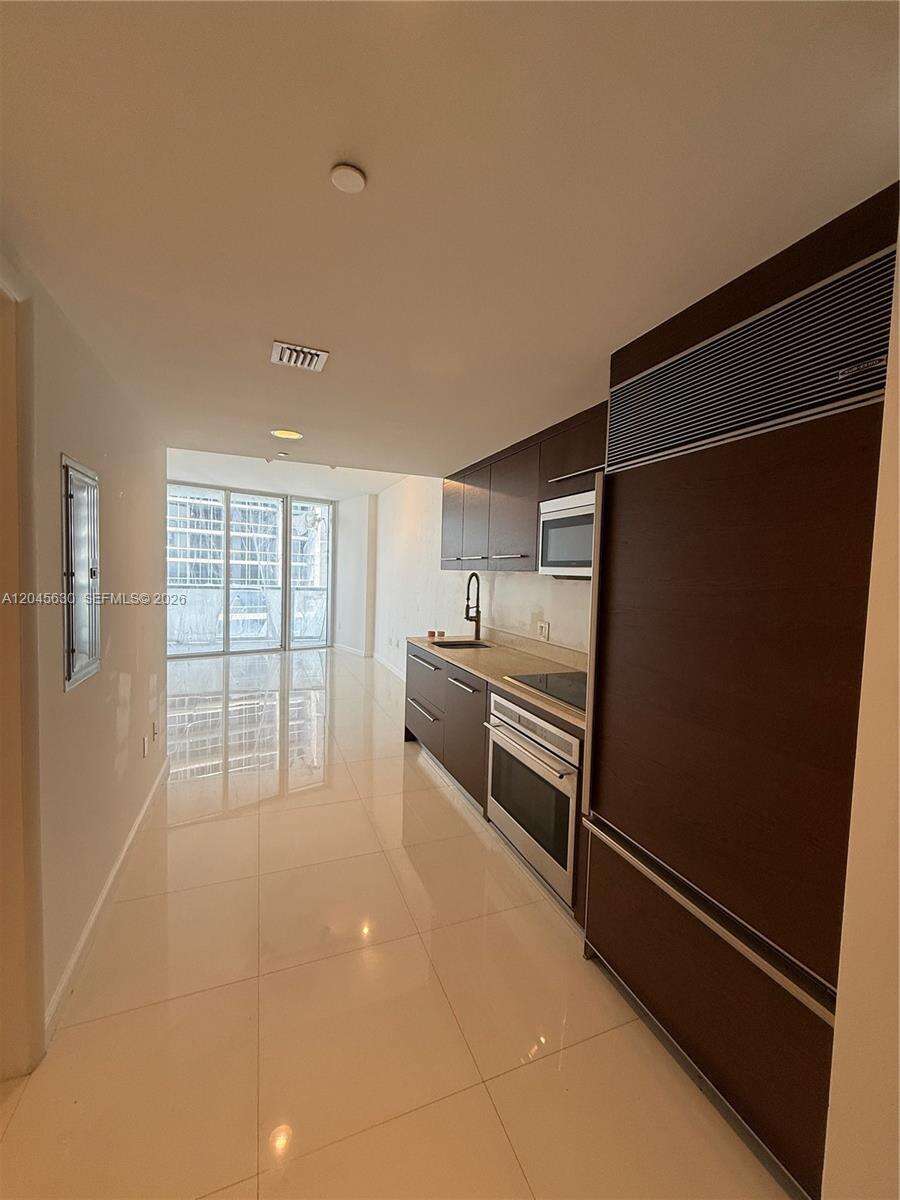 Icon Brickell 2 at 495 Brickell Ave, Miami, FL 33131 - For Rent photo 4