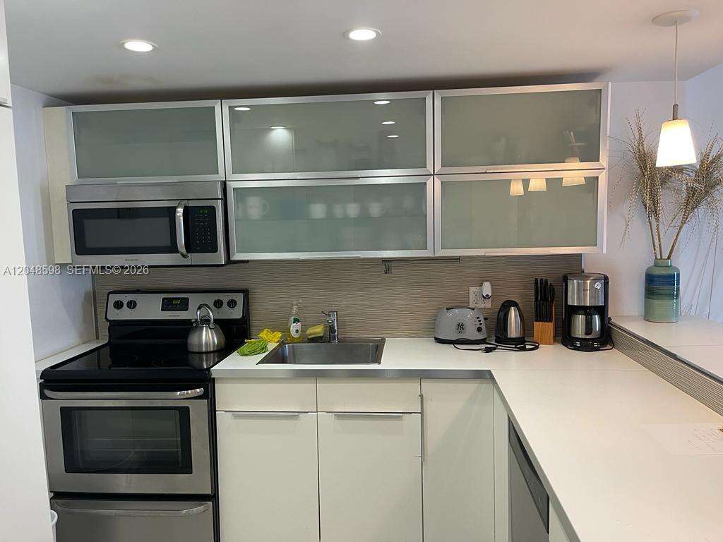 Arlen Beach at 5701 Collins Ave, Miami Beach, FL 33140 - For Rent photo 5