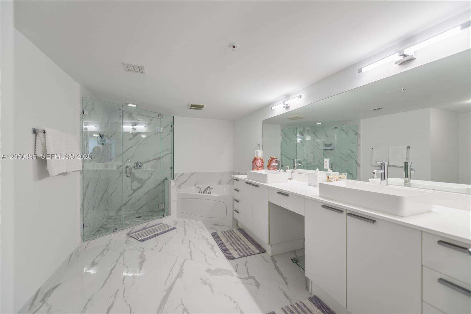 La Perla at 16699 Collins Ave, Sunny Isles Beach, FL 33160 - For Rent photo 11