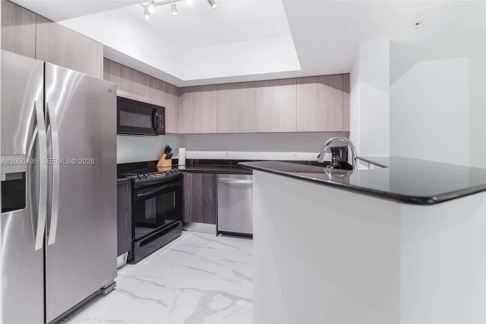 La Perla at 16699 Collins Ave, Sunny Isles Beach, FL 33160 - For Rent photo 8