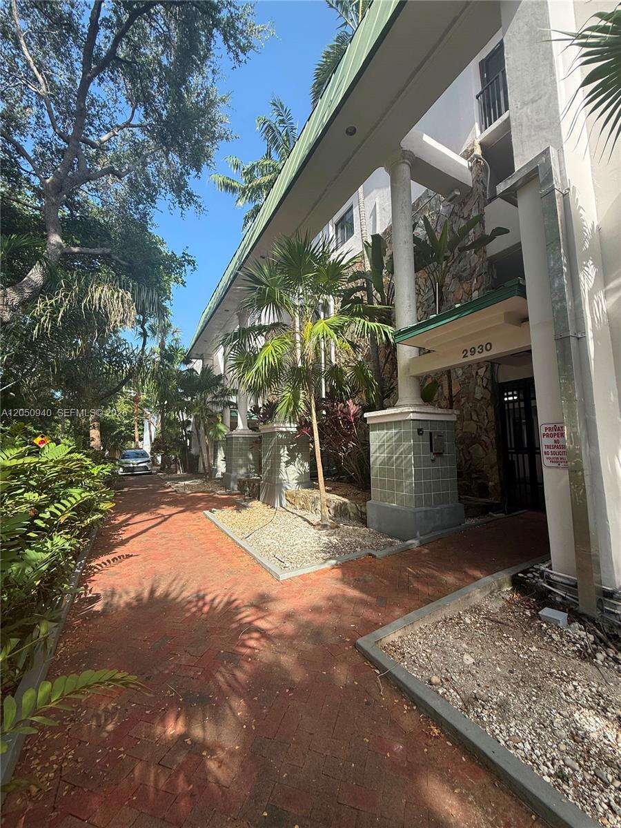 Courtyards Of The Grove Condos for Sale & Rent | Picture 1