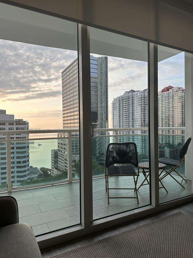 The Plaza On Brickell West at 951 Brickell Ave, Miami, FL 33131 - For Rent photo 8