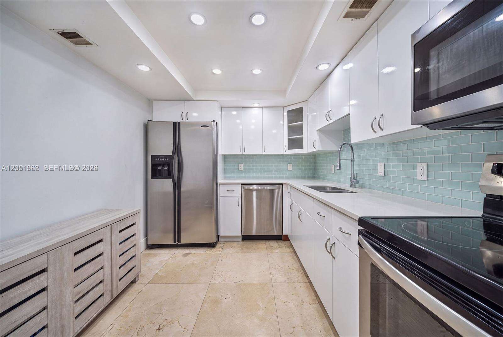 Arlen Beach at 5701 Collins Ave, Miami Beach, FL 33140 - For Rent photo 9