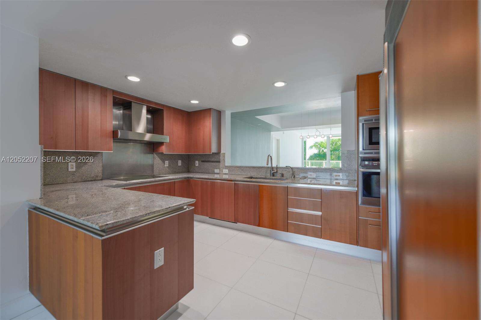 Grovenor House at 2627 Bayshore Dr, Miami, FL 33133 - For Rent photo 8