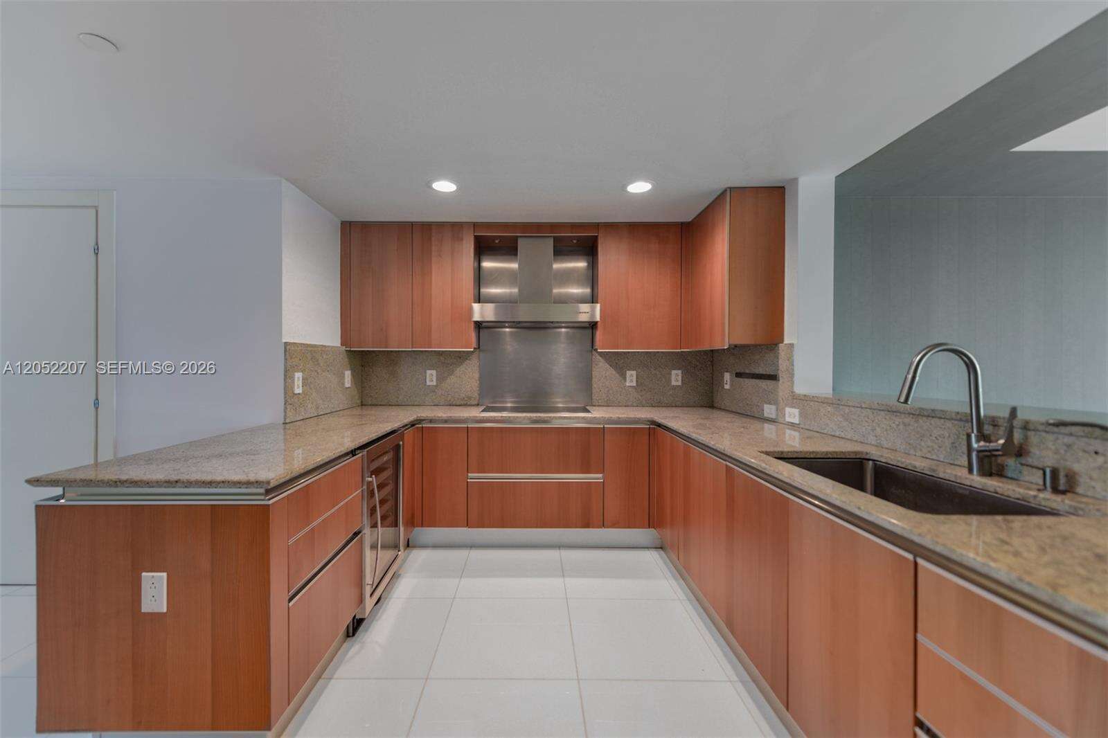 Grovenor House at 2627 Bayshore Dr, Miami, FL 33133 - For Rent photo 10