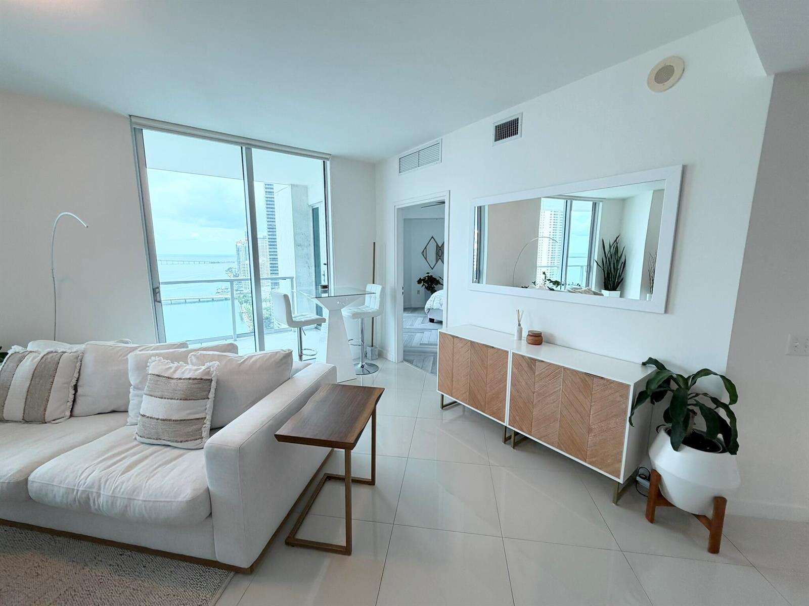 Met 1 at 300 Biscayne, Miami, FL 33131 - For Rent photo 2