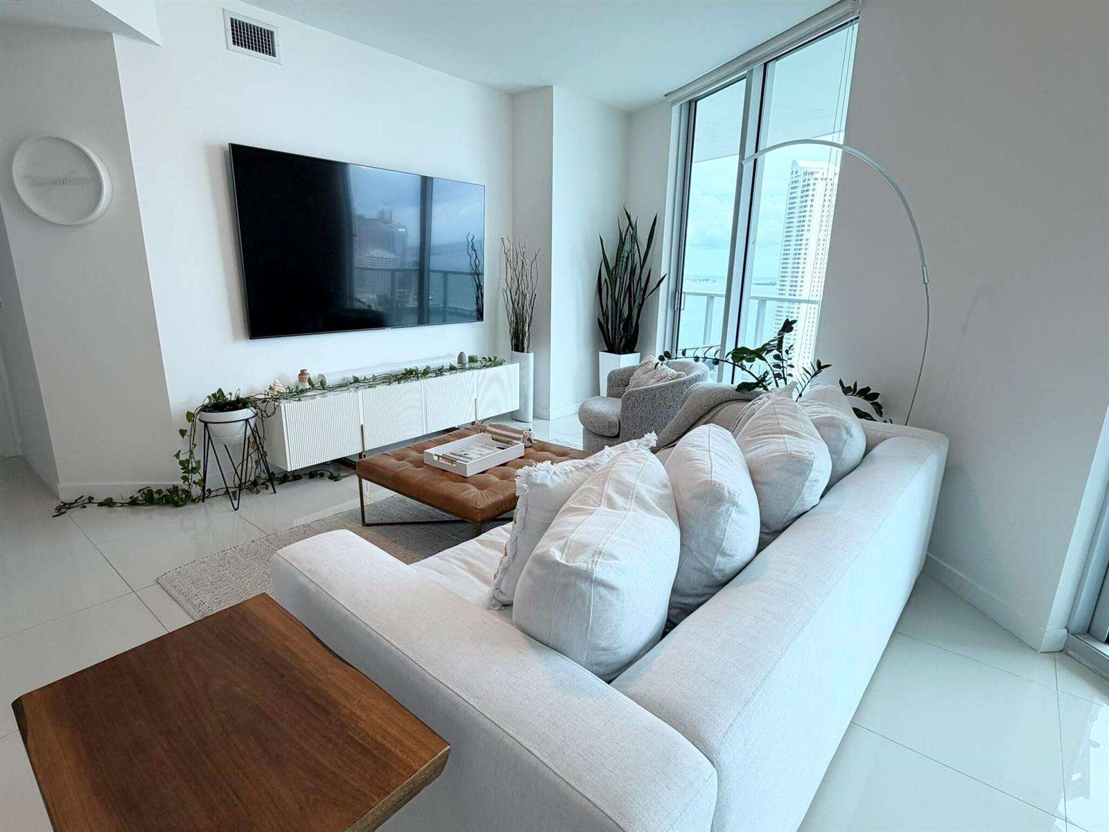Met 1 at 300 Biscayne, Miami, FL 33131 - For Rent photo 3