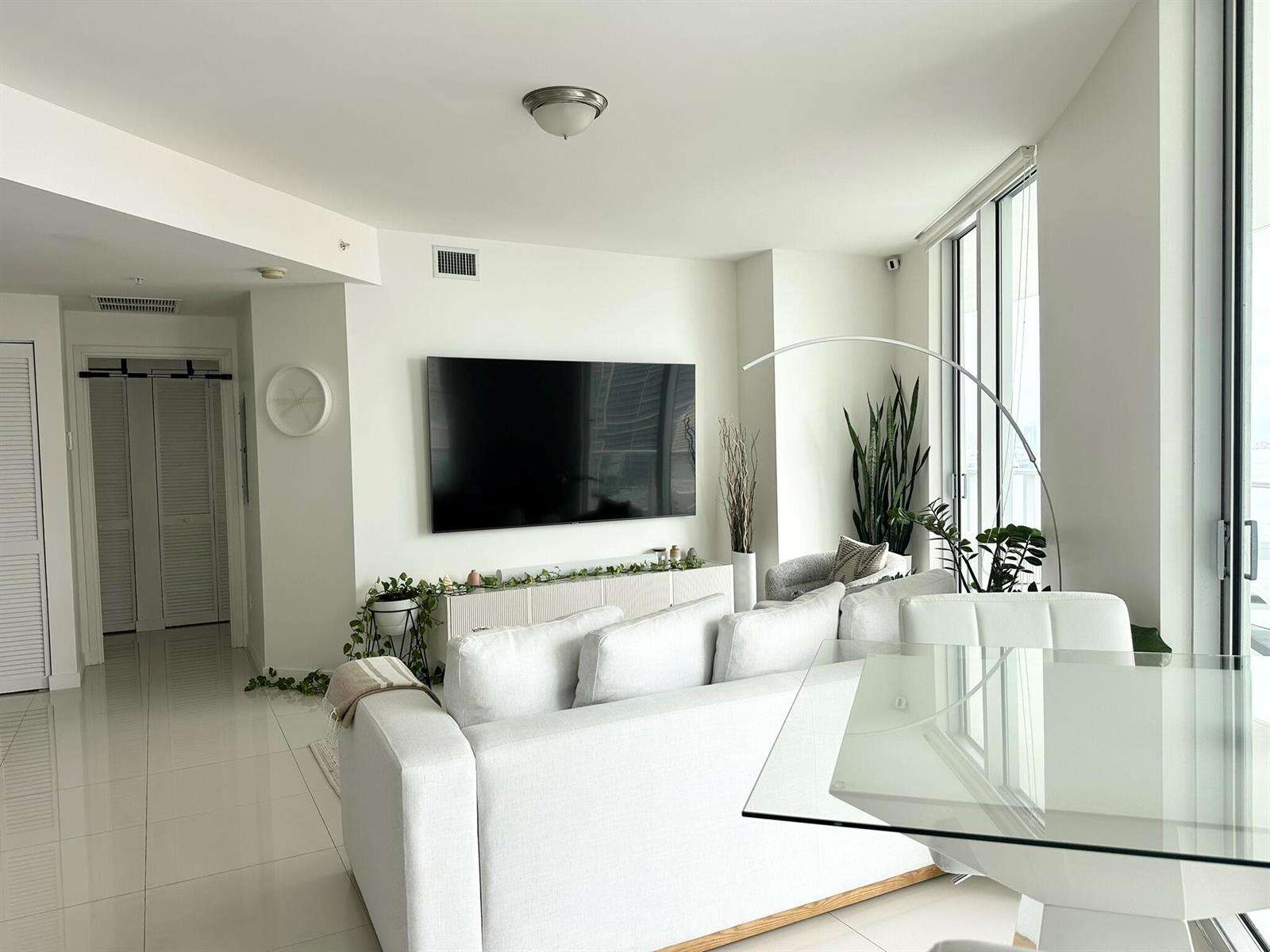 Met 1 at 300 Biscayne, Miami, FL 33131 - For Rent photo 5