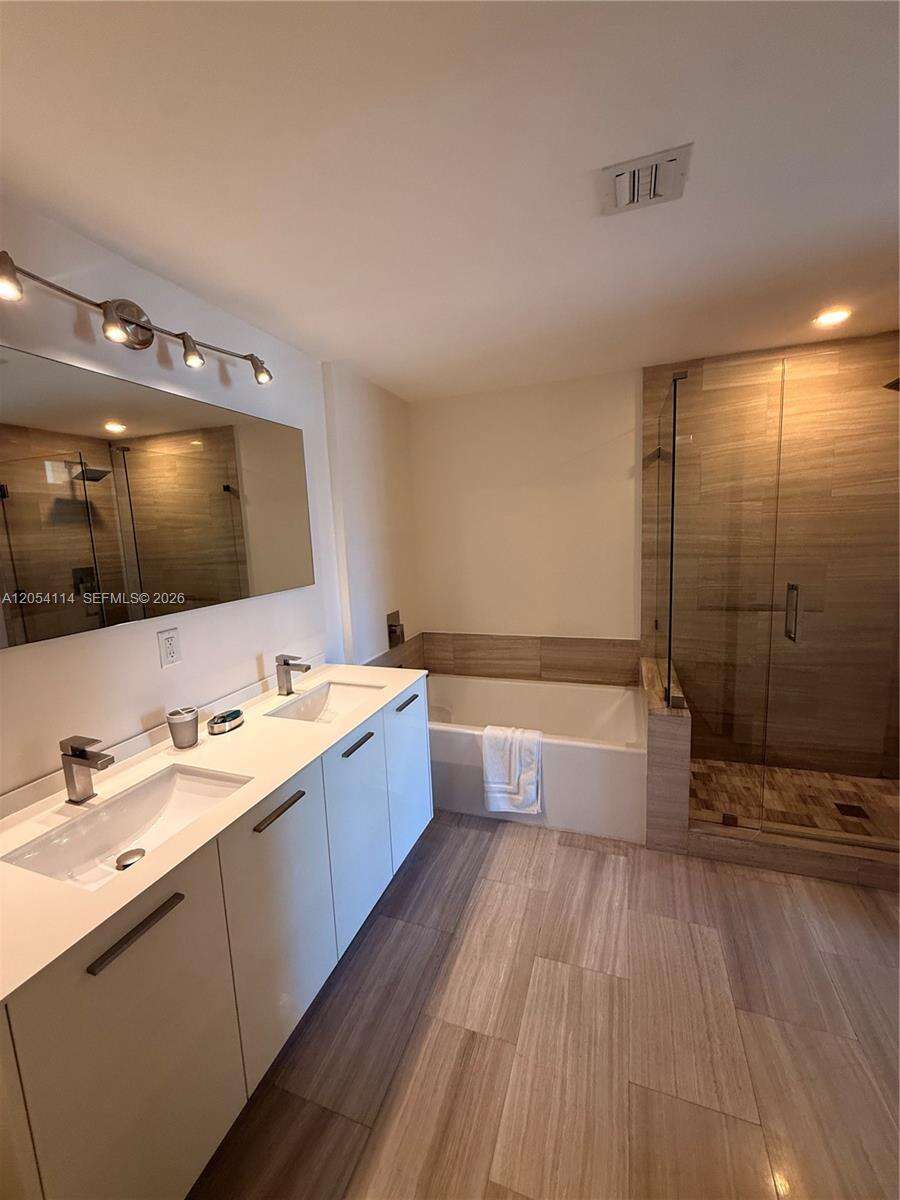 Brickell House at 1300 Brickell Bay Dr, Miami, FL 33131 - For Rent photo 9