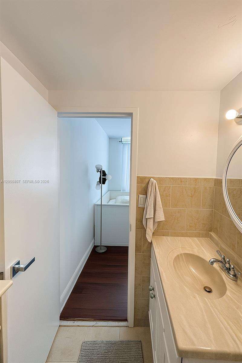 Four Ambassadors at 905 Brickell Bay Dr, Miami, FL 33131 - For Rent photo 16