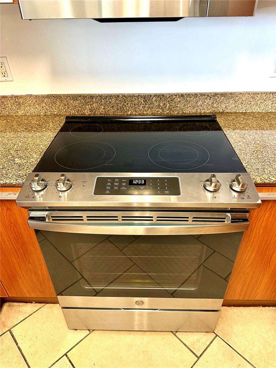 La Perla at 16699 Collins Ave, Sunny Isles Beach, FL 33160 - For Rent photo 12
