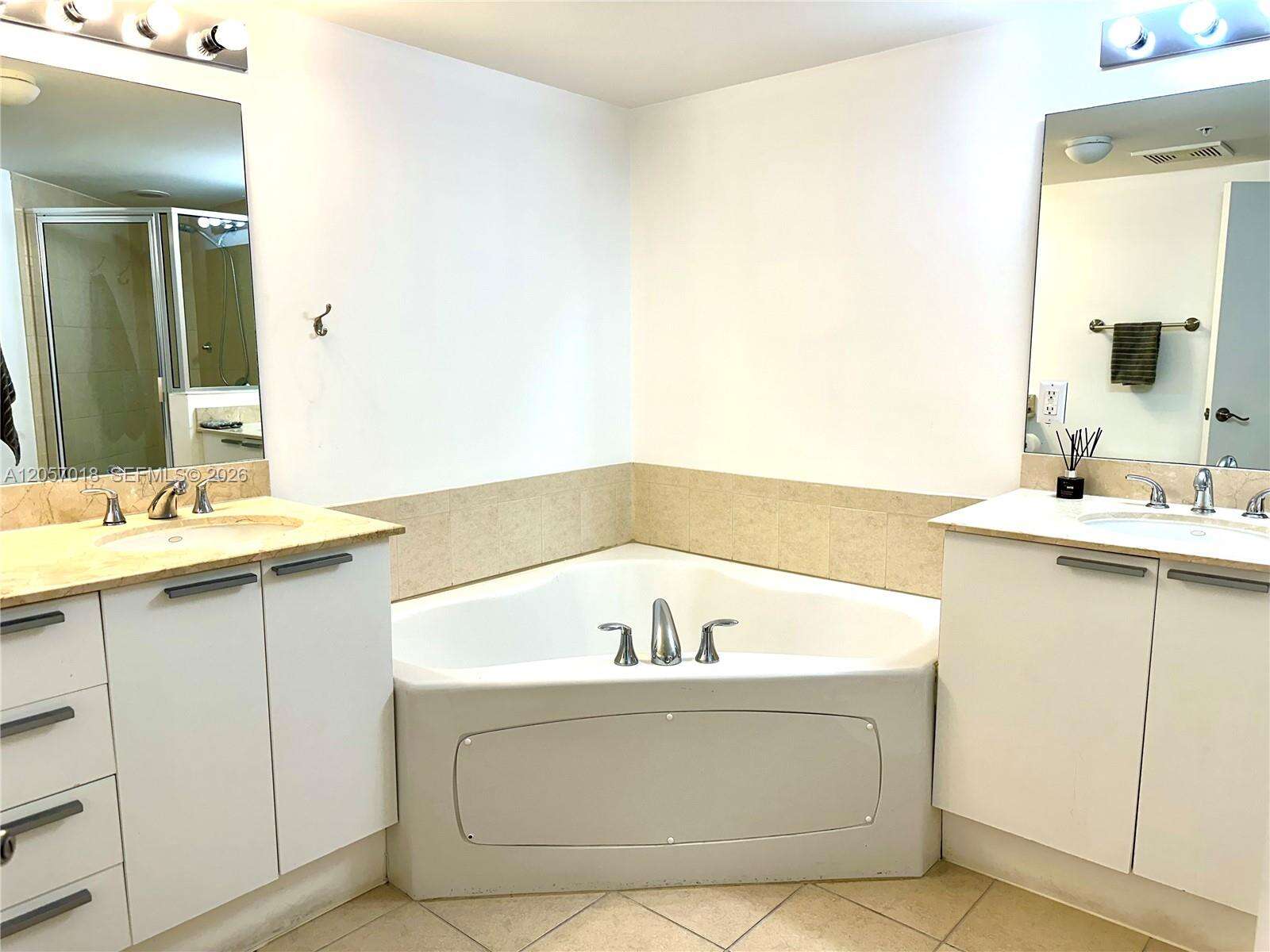La Perla at 16699 Collins Ave, Sunny Isles Beach, FL 33160 - For Rent photo 25