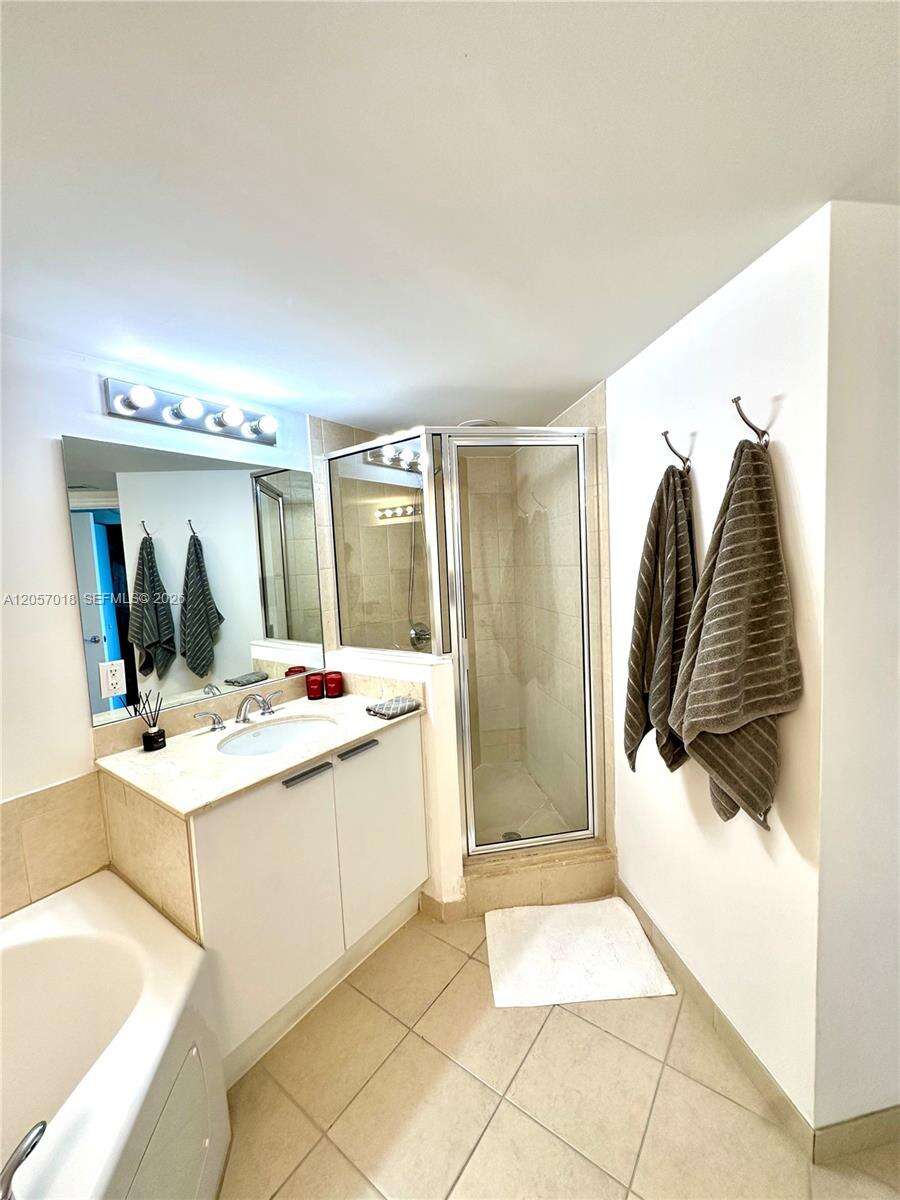La Perla at 16699 Collins Ave, Sunny Isles Beach, FL 33160 - For Rent photo 26