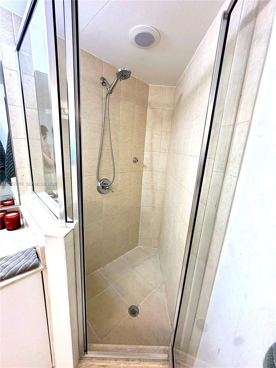 La Perla at 16699 Collins Ave, Sunny Isles Beach, FL 33160 - For Rent photo 27