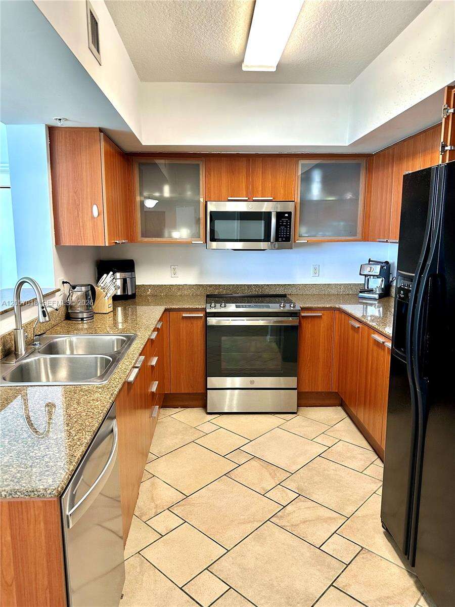 La Perla at 16699 Collins Ave, Sunny Isles Beach, FL 33160 - For Rent photo 7