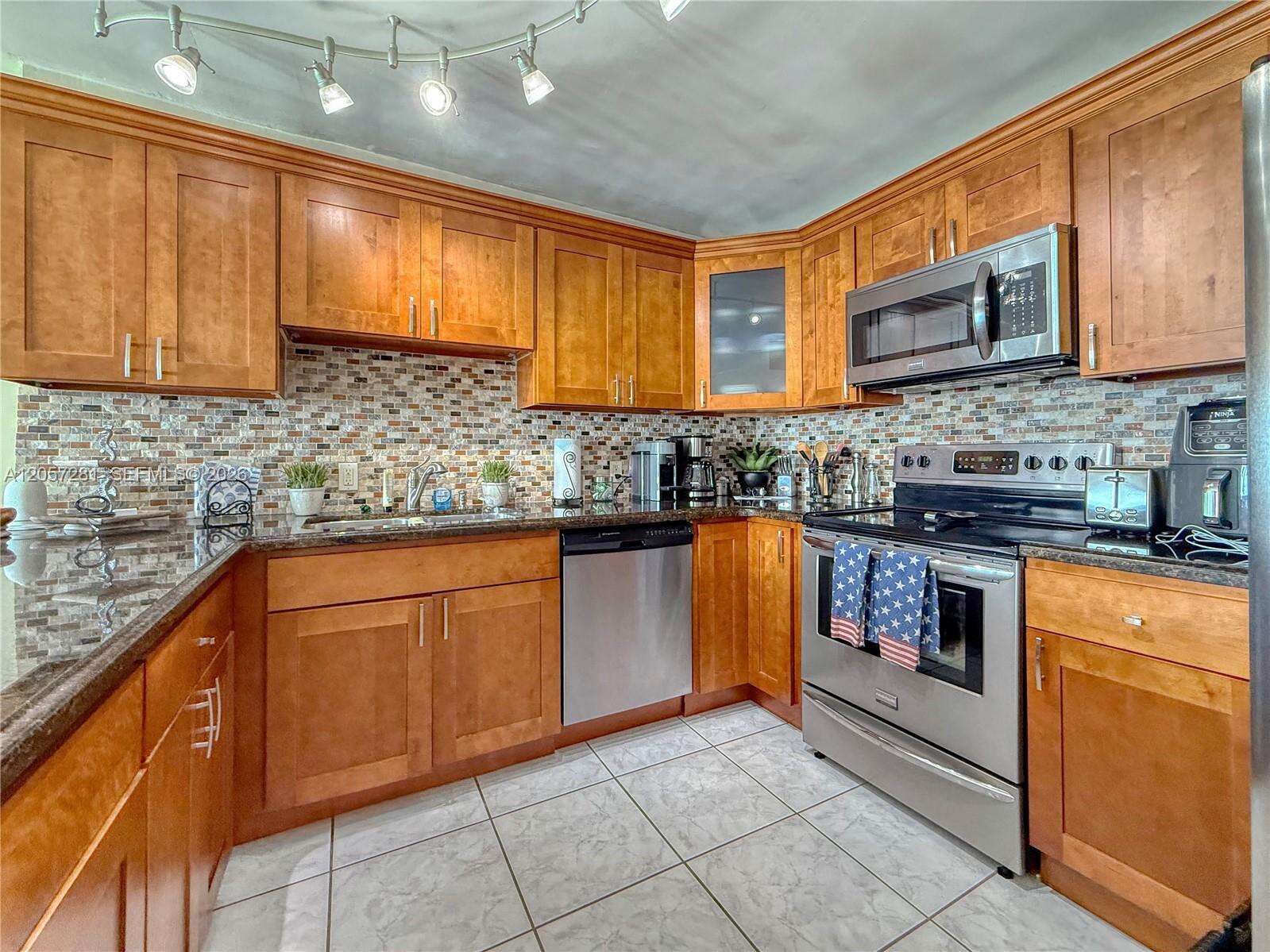 Arlen Beach at 5701 Collins Ave, Miami Beach, FL 33140 - For Rent photo 3